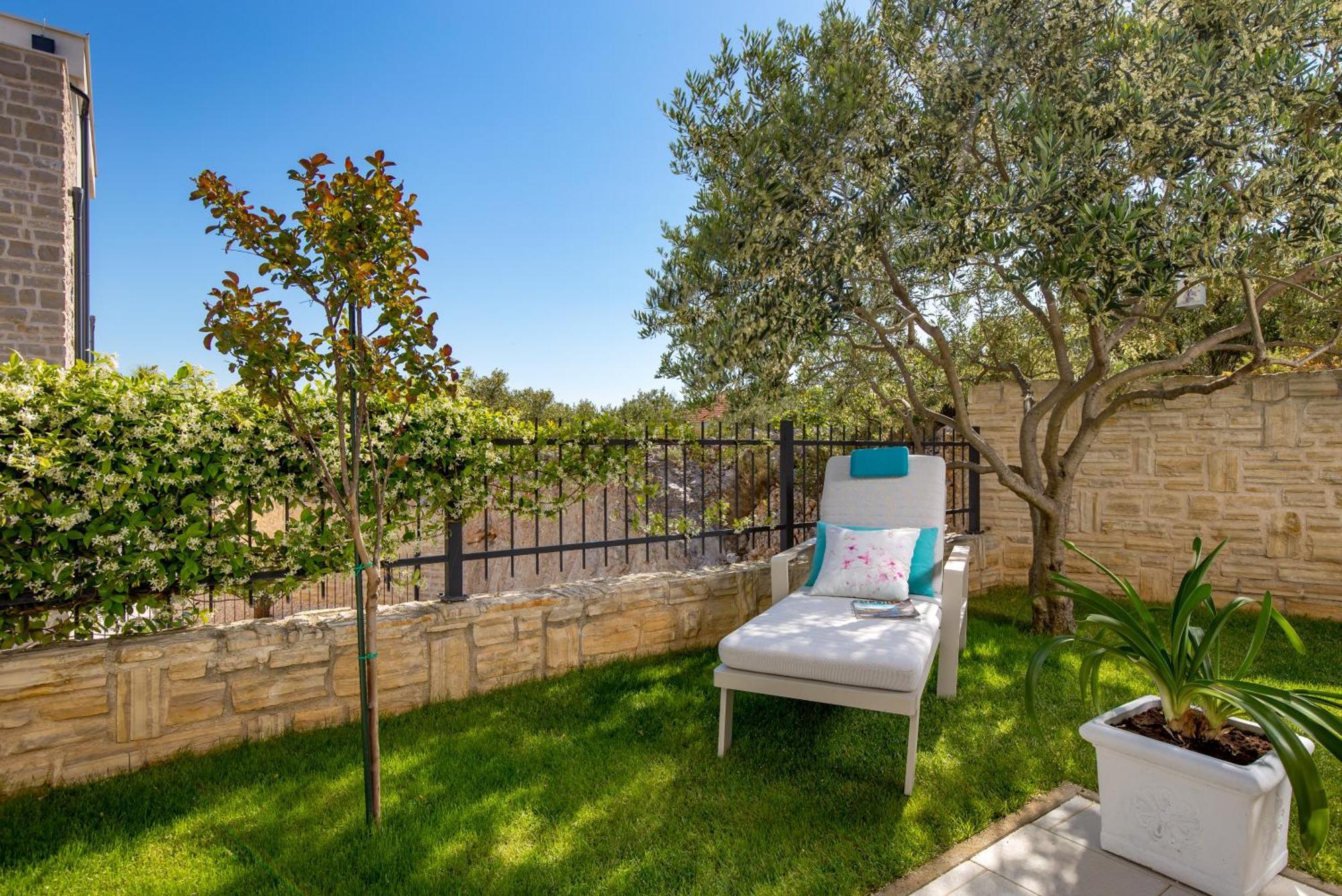 Luxury Apartment Hyperion With Private Pool And Garden Murter Exteriér fotografie